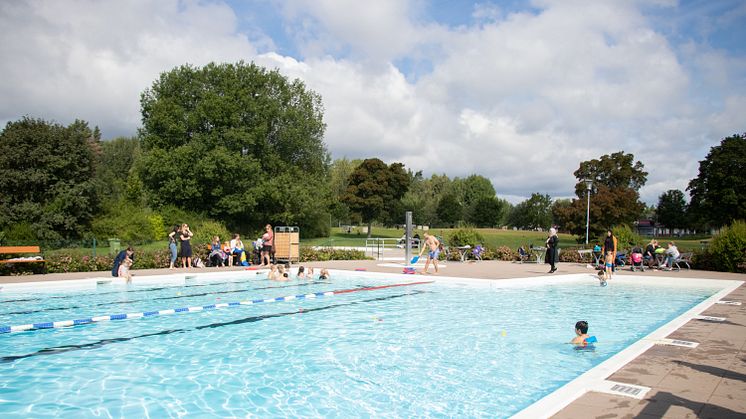 Sommaren innebär en massa aktiviteter för barn och vuxna i ÖBOs utomhusbad i Vivalla och Varberga.