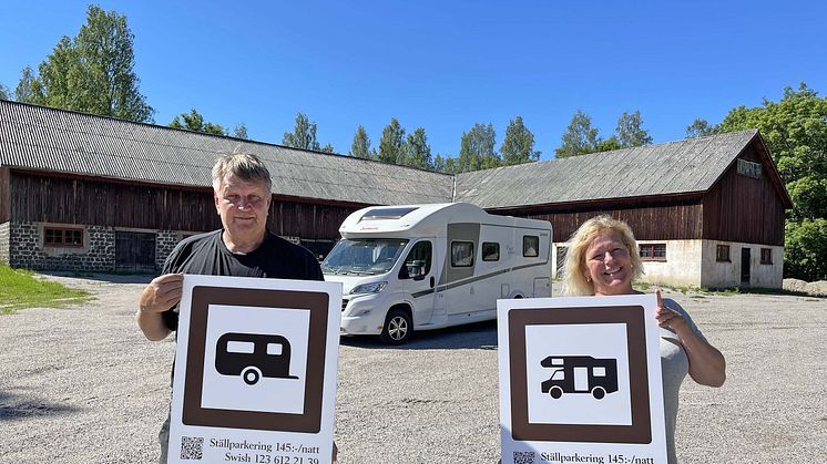 Axmar Bryggas ägare Yngve Persson hälsar husvagnar välkomna till Axmar bruk tillsammans med husbilsentusiasten Ingela Gustafson.