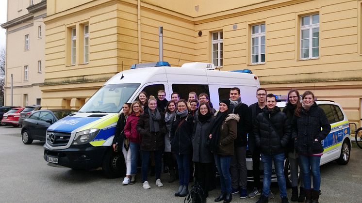 Bildunterschrift: Die Studierenden des Studiengangs Öffentliche Verwaltung vor zwei aktuellen interaktiven Funkstreifenwagen (Foto K. Branske)