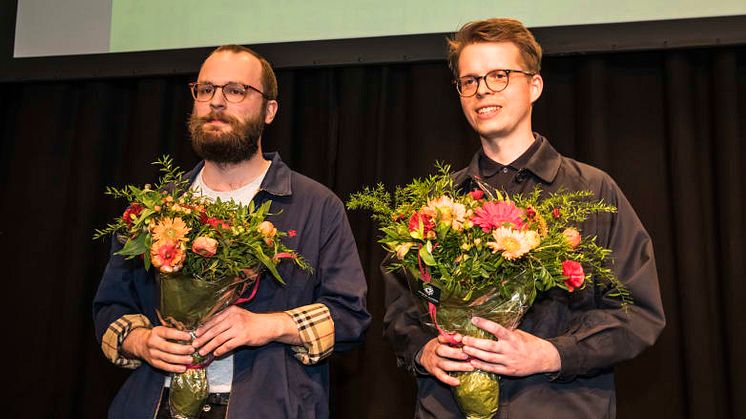 “New view on plastics”: Magnus Huss, association director at IKEM – Innovations och kemiindustrierna, presented the prize ”New view on plastics” to architecture students Tobias Jansson and Oscar Forsman, Umeå Arkitekthögskola (Umeå Architect College)