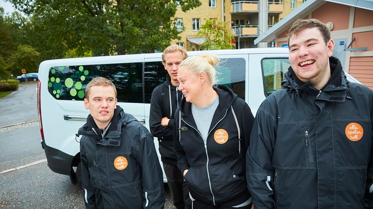 Arbetshandledare Lena Hildingsson tillsammans med några av deltagarna i Alla spelar roll.