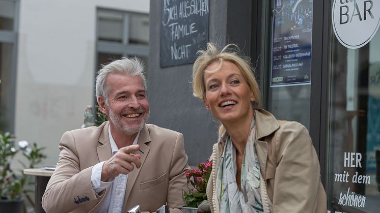 Nicht nur zur Ferienzeit beliebt: der Besuch im Straßencafé. Damit auch hier die Verständigung gut funktioniert, kommt es auf gutes Hören an. Hörtest und individuelle Beratung gibt es bei den Partnerakustikern der Fördergemeinschaft Gutes Hören.