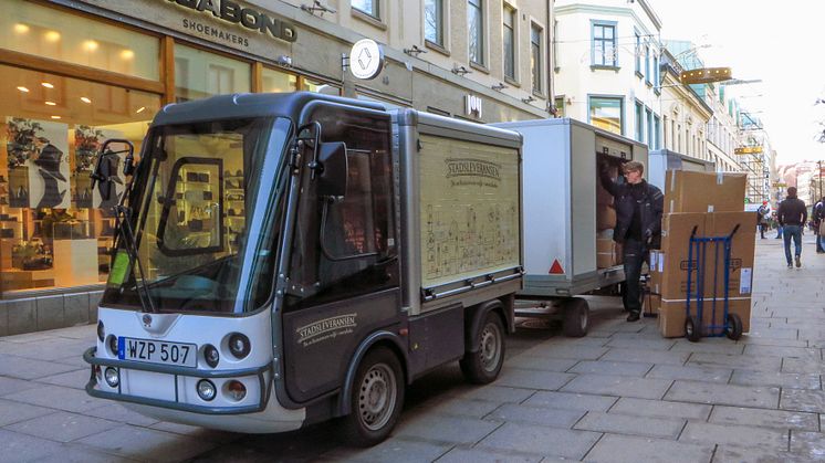 Stadsleveransen på plats på Kungsgatan mitt i Göteborg. De elektriska dragbilarna har två paketvagnar på släp. Bild: Göteborgs Stad