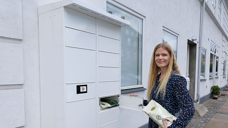 Moccatime valgte en Renz eLine pakkeboks i hvid som paser til bygningen