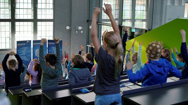 Schülerinnen und Schüler bei der Kinderuniversität 2022 im Audimax der TH Wildau. (Bild: TH Wildau)