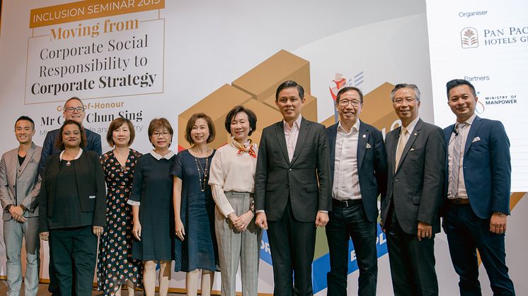 Mr Chan Chun Sing, Minister for Trade and Industry, Mr Liam Wee Sin, UOL Group Chief Executive, Mr Cheo Peng Sum, PPHG Chief Executive Officer, together with the group of panellists on stage.