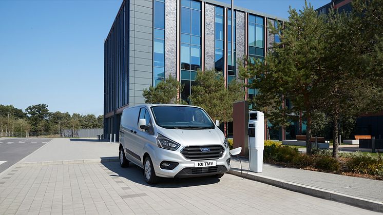 Innovativer Hybrid-Antrieb peilt Reichweite von 50 Kilometern im elektrischen Betrieb und 500 Kilometer mit Hilfe des Ford EcoBoost-Dreizylinders als Range Extender an
