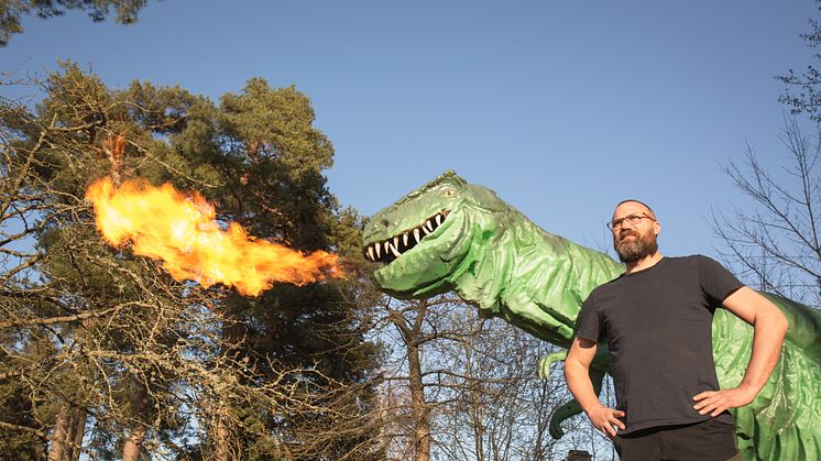 Oskar Magnusson, dinosaurieägare, tillsammans med sin T-Rex som han räddade från en nedstängd nöjespark 2016. Nu tar han över Blocket för att hitta ett nytt hem åt sina dinosaurier.