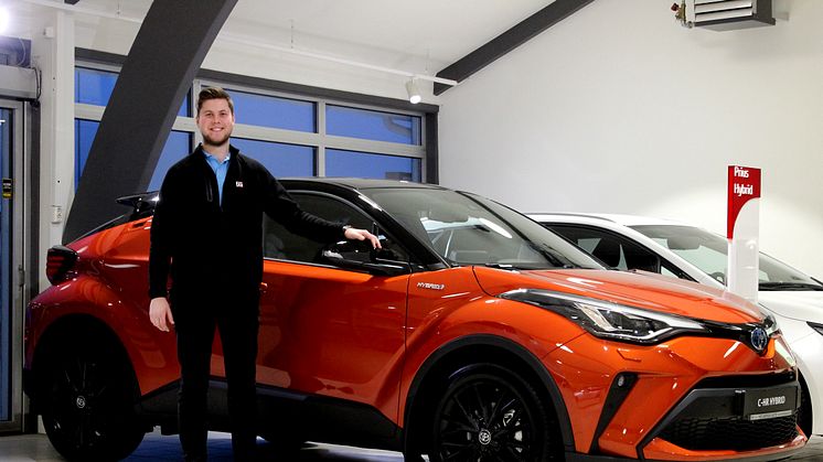 Klar for lansering: Markus Bergli med nye Toyota C-HR som lanseres i Steinkjer denne uken. Foto: Nordvik AS.