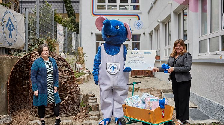 Andrea Mayer, Markenmanagerin von babylove (rechts), übergibt den Spendenscheck Doris Möller-Espe (links), Geschäftsführerin des DKSB Ortsverbandes Pforzheim Enzkreis e. V., und dem Maskottchen der Kinderhäuser.