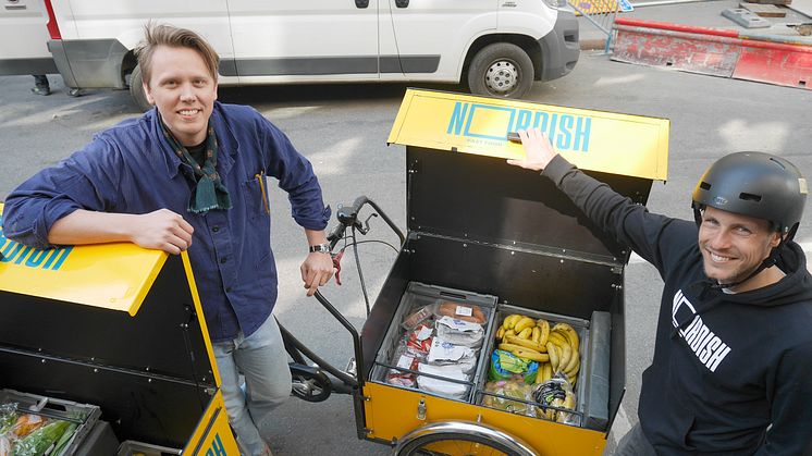 Philip Axelsson och Martin Alm från Nordish Market har precis laddat sina lådcyklar med överskottsmat från Coop Avenyn (Foto: Max Björkman, Chalmers Industriteknik)