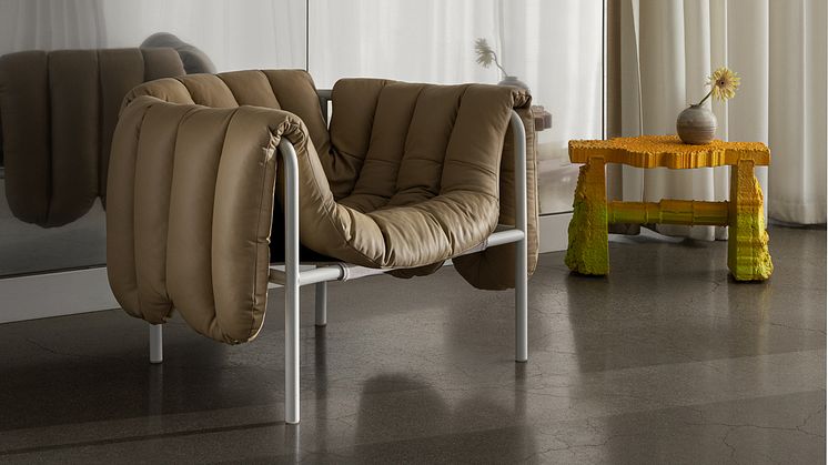 Fåtöljen Puffy Lounge Chair designad av Faye Toogood