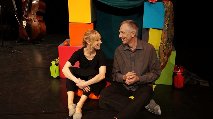 Therese Fredriksson och Åke Zetterström i föreställningen "Borta eller hemma".