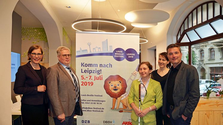 Dr. Skadi Jennicke, Prof. Dr.  Thomas Kuhlisch, Jette Förster, Peggy Jürges und Ronald Krause (v.l.) präsentieren das Louis-Braille-Festival in Leipzig 