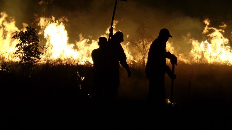 Amazonas brinner i Bolivia. Klimatförändringarna leder till allt fler skogsbränder som påverkar områdets biologiska mångfald, och gör jorden infertil till den grad att endast ogräs kan växa. Foto: CIPCA/Oxfam