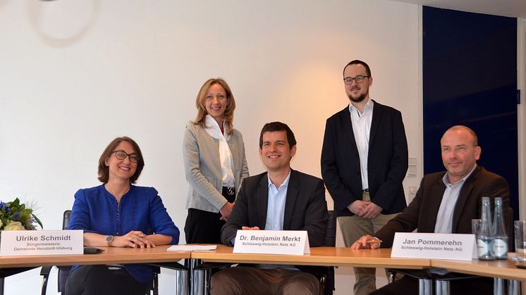 Vertragsunterzeichnung im Rathaus: (v.l.) Ulrike Schmidt (Bürgermeisterin Gemeinde Henstedt-Ulzburg), Antje Heydecke (Gemeinde Henstedt-Ulzburg), Dr. Benjamin Merkt, Malte Peikenkamp und Dr. Jan Pommerehn.