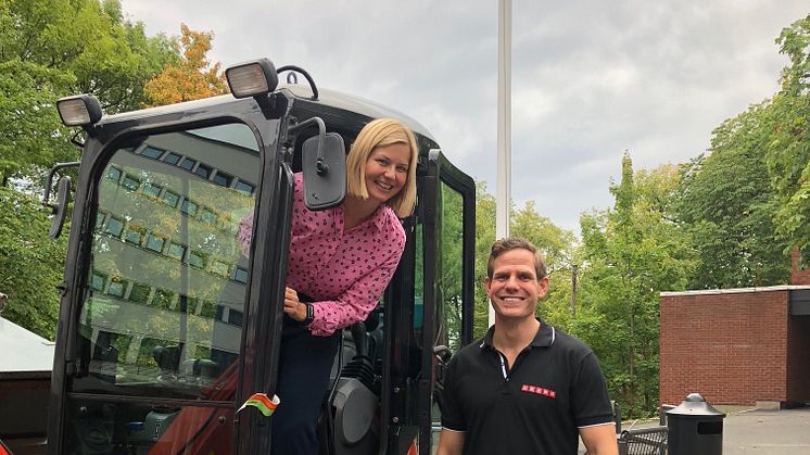 Bildet: Stortingsrepresentant Guri Melby tok turen innom OHG for å overvære åpningen av innovasjonscampen. Her sammen med Thomas Astrup fra Cramo. FOTO: Cramo