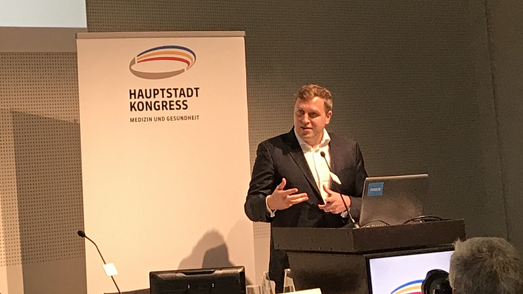 Gottfried Ludewig, Abteilungsleiter Digitalisierung und Innovation im BMG, eröffnet die Podiumsdiskussion zur „Digitalisierung im Gesundheitswesen - Chancen für die Apotheke vor Ort“ mit einem Eingangsstatement.