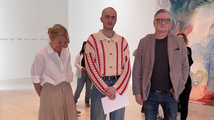 Oscar Häggström får Region Västerbottens Galleri Alva stipendium 2022. På bilden: Ann Helen Littbrand, Oscar Häggström och Peter Lundström. Fotograf Anna Lindberg.