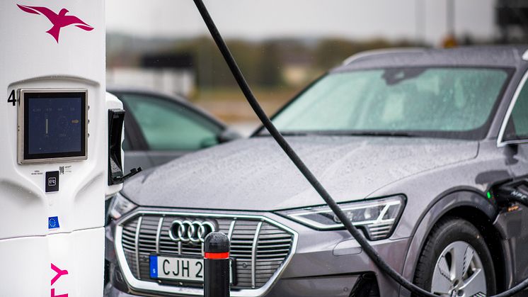 Audi e-tron vid IONITY supersnabbladdare. Fotograf Terje Borudd