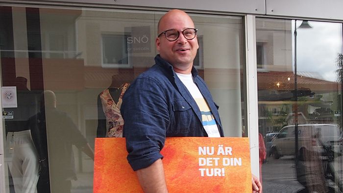 Henrik Johansson på väg med det orangea kuvertet till föreningen Byakult