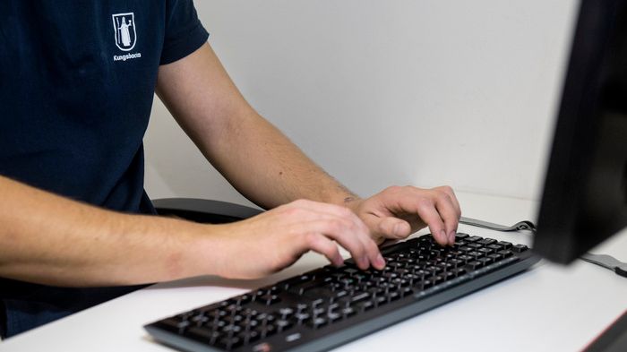 En person skriver på ett tangentbord.