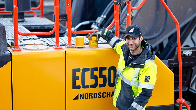 Föraren Jan-Erik Stillfors är nöjd med Nordschakts nya Volvo EC550EL