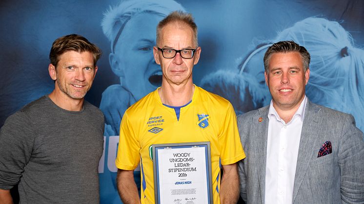 Jonas Wigh tar emot Woody Ungdomsledarstipendiet. Här tillsammans med Jesper Blomqvist och Mikael Tykesson.