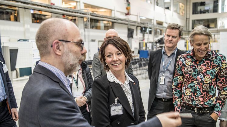 Robert Reimers, PTC, berättar om verksamheten för minister Matilda Ernkrans. I bakgrunden Henrik Runnemalm, forskningschef GKN Aerospace Engine Systems, och Per Nylén, professor Högskolan Väst. Foto: Jukka Lamminluoto.