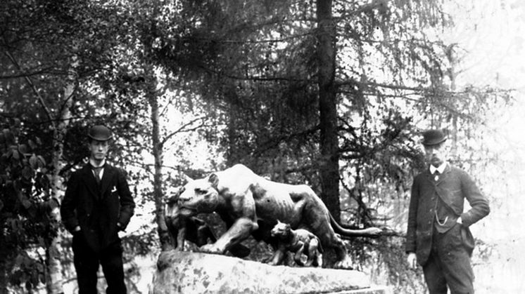 The sculpture Lioness and cubs