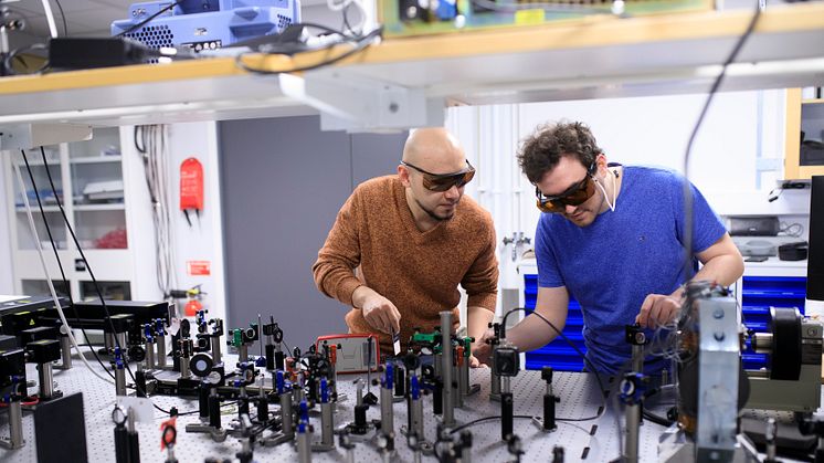 Nicolò Maccaferri (till höger) leder forskargruppen Ultrasnabb nanovetenskap. Här är han i labbet tillsammans med kollegan Tlek Tapani. Foto: Mattias Pettersson
