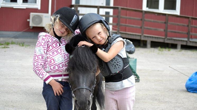 Ponnyridning på Sundbyholmstravet