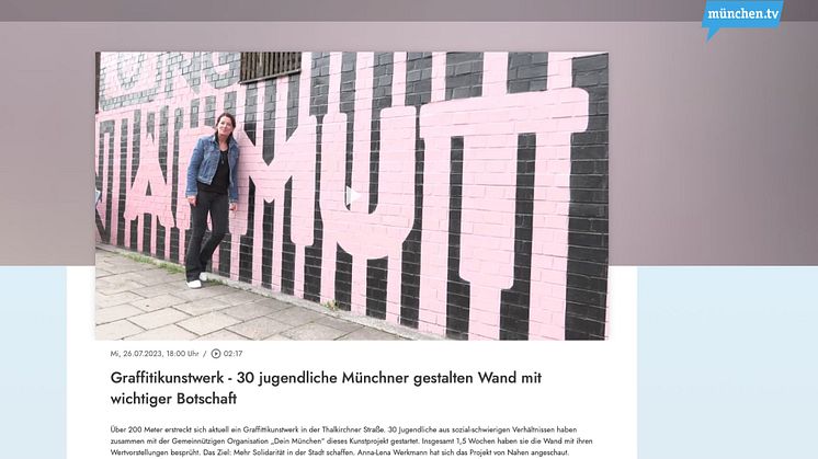 Mara Bertling am 200 Meter-Mauerkunstwerk, das mit 30 Jugendlichen im Juli 2023 an der Thalkirchner Straße in München entstanden ist. 