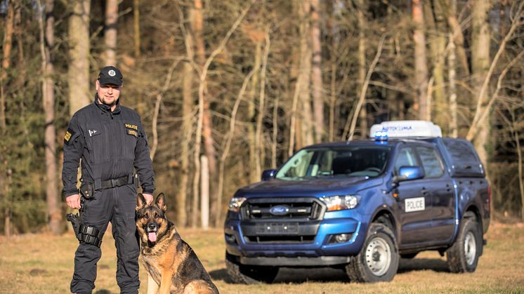 Jedna z osádek upravených policejních Rangerů: Praporčík Troutnar a vlčák Xen