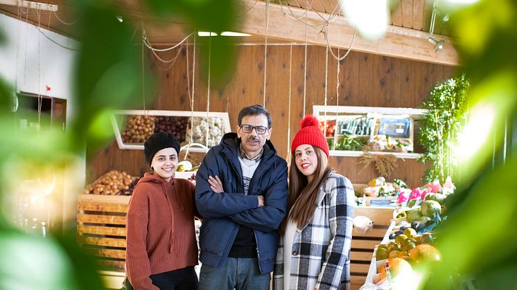 Hassan Miri omgiven av sina döttrar Rana och Hadil. Foto: Patrick Degerman.