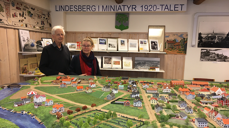 Tommie och Cicki Eriksson med den norra "nybyggda" delen i miniatyrstaden Lindesberg.