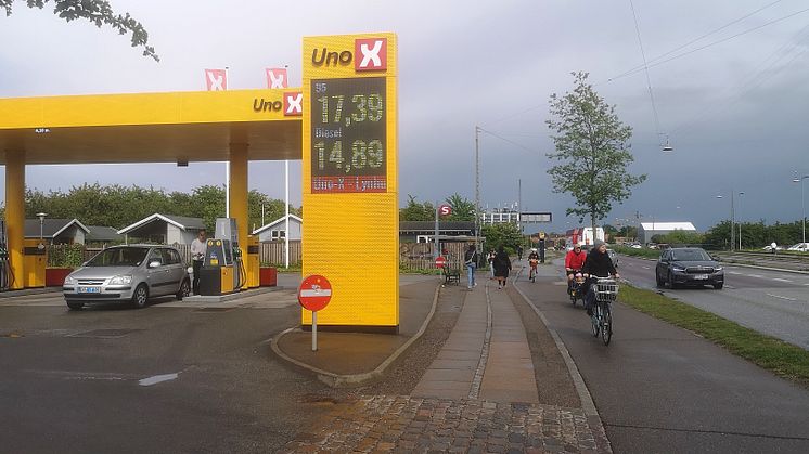 Flere bilejere vælger at stige på cyklen og gå for at spare på brændstofudgifterne, viser ny undersøgelse blandt 1.279 bilejere. Her foto taget ved UnoX-tankstation på Ny Ellebjergvej i København.