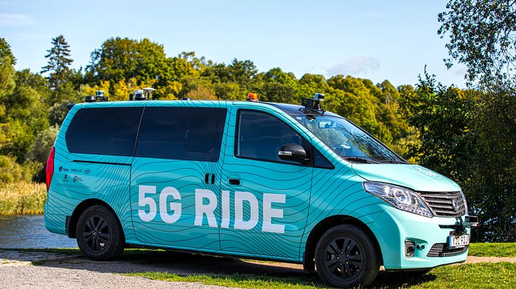 Självkörande, eldriven och 5G-uppkopplad -  premiärtur för framtidens kollektivtrafik på Kungliga Djurgården