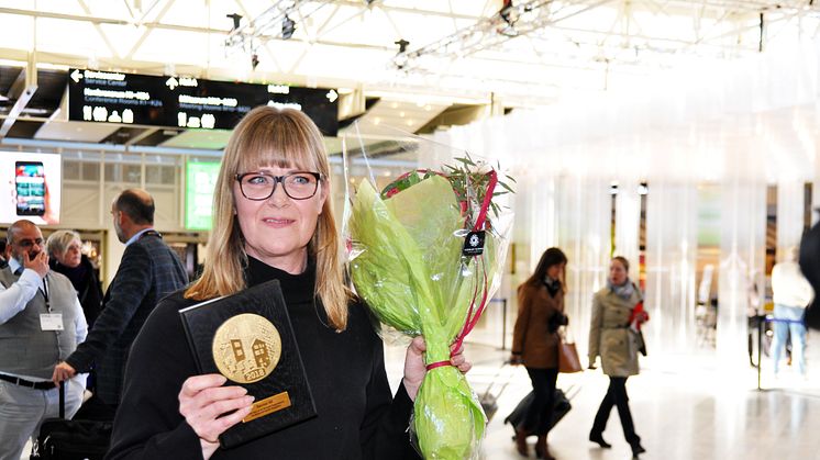 Operos VD Johanna Söderström tog emot Nordbyggs guldmedalj 2018 för företaget arbetsbyxa för gravida byggare. "Jättekul, omvälvande och betydelsefullt!" Det var Johannas tre spontana ord när hon fick priset.