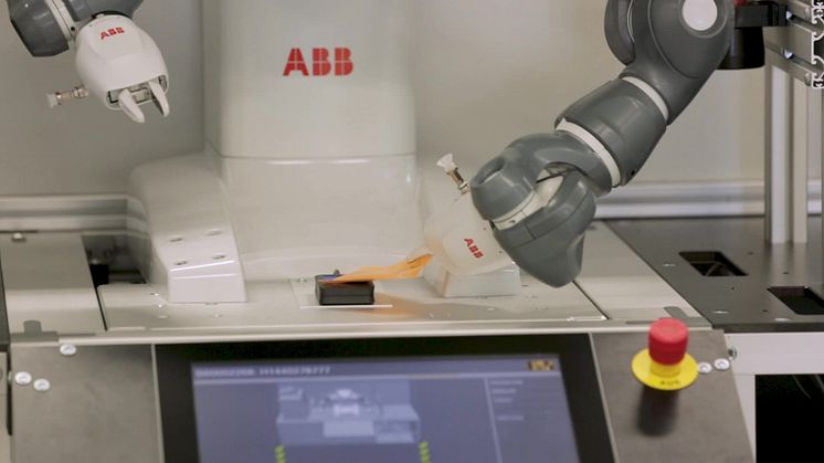 Den första ABB YuMi® på B&Rs produktionsanläggning vid huvudkontoret i Eggelsberg. 