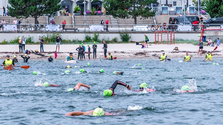 Knapp 200 Schwimmer*innen gehen am Samstag beim Lighthouse Swim in Kiel-Schilksee an den Start