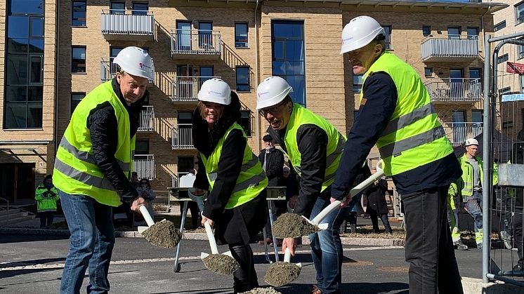 Fr v Ove Sandblom, köpare, Karin Ekström, Riksbyggen, Martin Linsten, Riksbyggen och Ingemar Samuelsson, kommunstyrelsens ordförande.