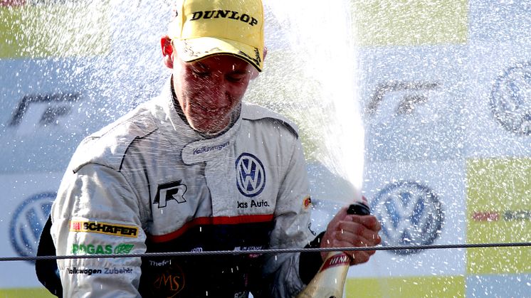Ola Nilsson klar mästare i Volkswagen Scirocco R-Cup 2012 efter centimeterseger