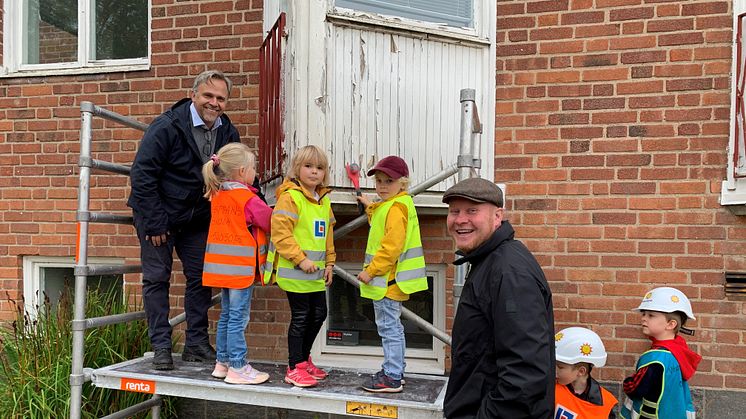 Här påbörjar kommunalråd Niklas Wikström (L) och ordförande i teknik- och fastighetsnämnden Henrik Lander (C) renoveringen av Vitsippans förskola tillsammans med Unni, Harald, Elis, Emma, Tove och Frank från förskolan. 