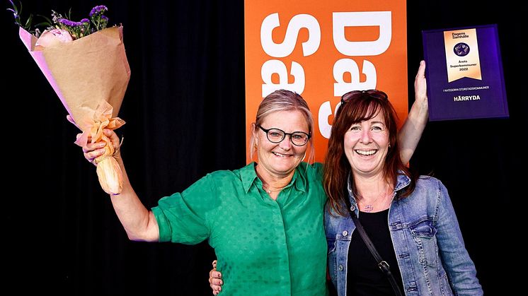 Susanne Grabe och distriktssköterska Pernilla Widholm Jolgård under prisutdelningen i Almedalen. Foto: Peter Holgersson, Dagens Samhälle