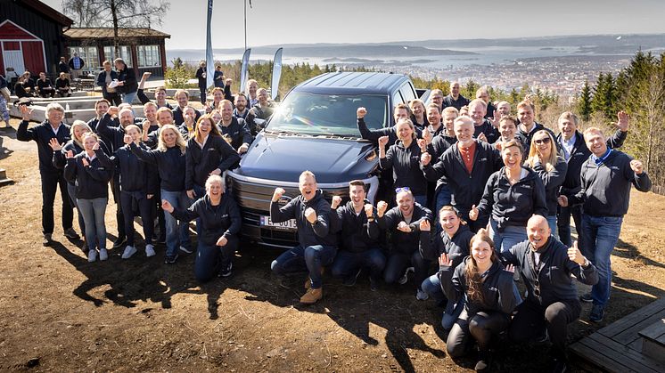  Fornøyde Ford-ansatte: Mottakelsen nye F-150 Lightning har fått i Norge har vært overveldende. Her sitter adm.dir Per Gunnar Berg foran den helelektriske pickupen, omkranset av jublende fornøyde ansatte i Ford Motor Norge.