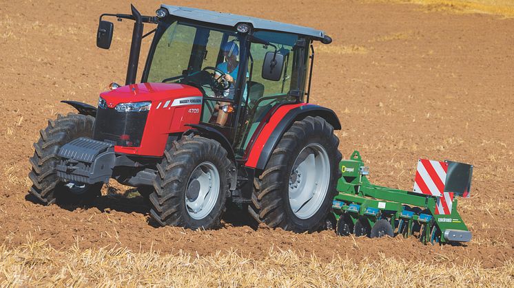 Nya MF 4700 är en global satsning på segmentet som skapades av Massey Fergusson med Grållen. Svensk premiär på Elmia Lantbruk.