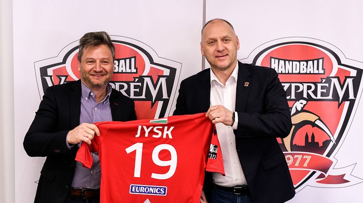 Szimeiszter Sándor, a JYSK Country Menedzsere (balra) és Dr. Csík Zoltán, a Veszprém Handball Team Zrt. vezérigazgatója (jobbra) jelentették be a két szervezet együttműködési tervét.