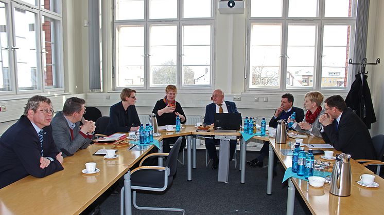 Staatssekretärin Dr. Gutheil im Gespräch mit der erweiterten Hochschulleitung.