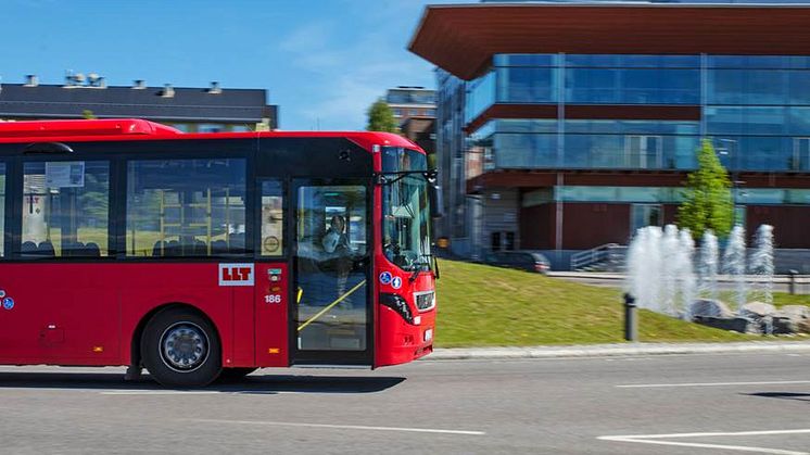 Luleå har i år lyckats ta sig upp till de tio bästa kommunerna i Sverige. En anledning är att kommunen fått bonuspoäng för sitt framgångsrika arbete med kollektivtrafiken. Foto: Luleå lokaltrafik